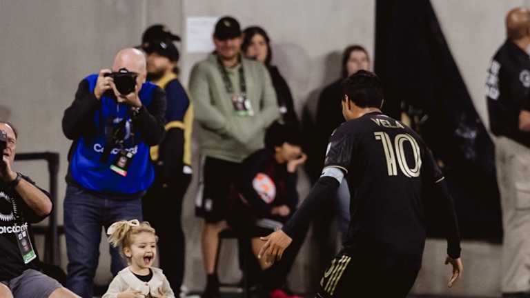 El tierno momento de Carlos Vela festejando con su hija